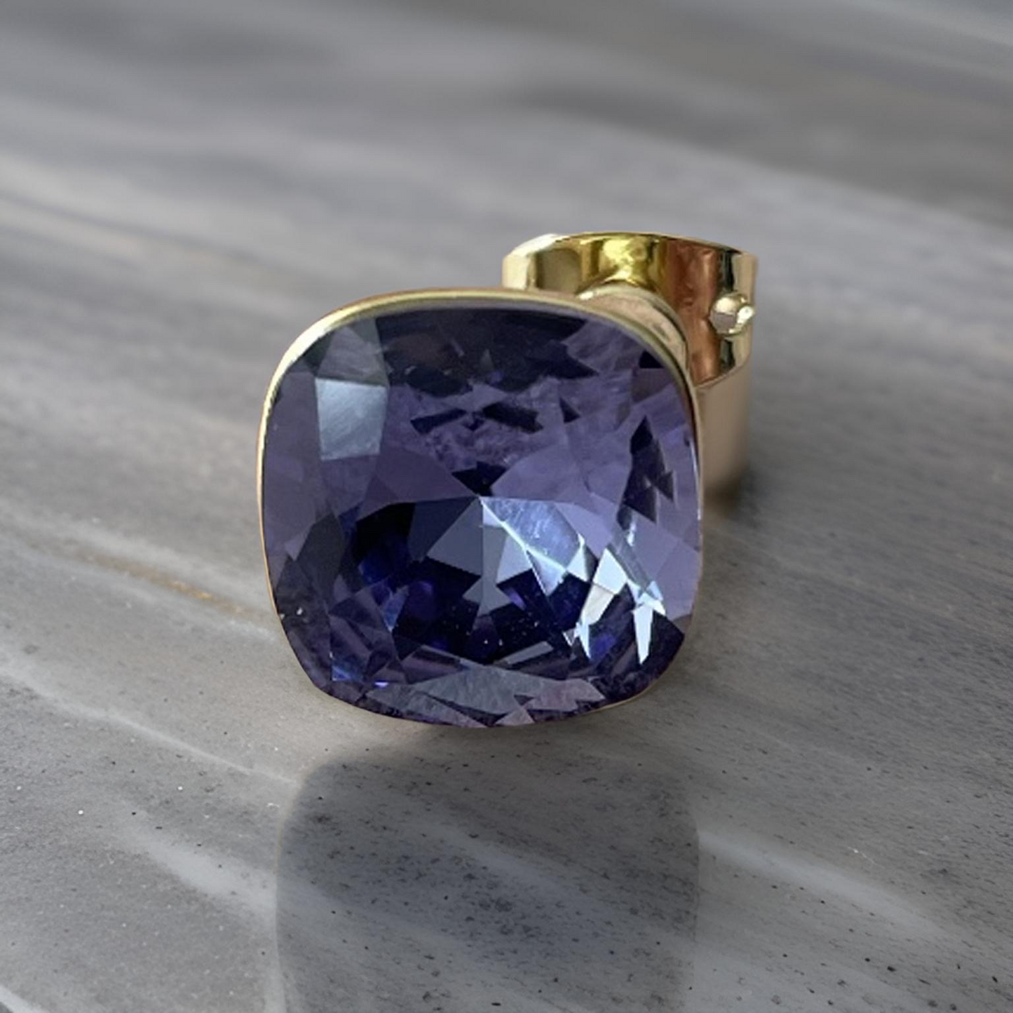 Broquel cuadrado con cristal morado swarovski